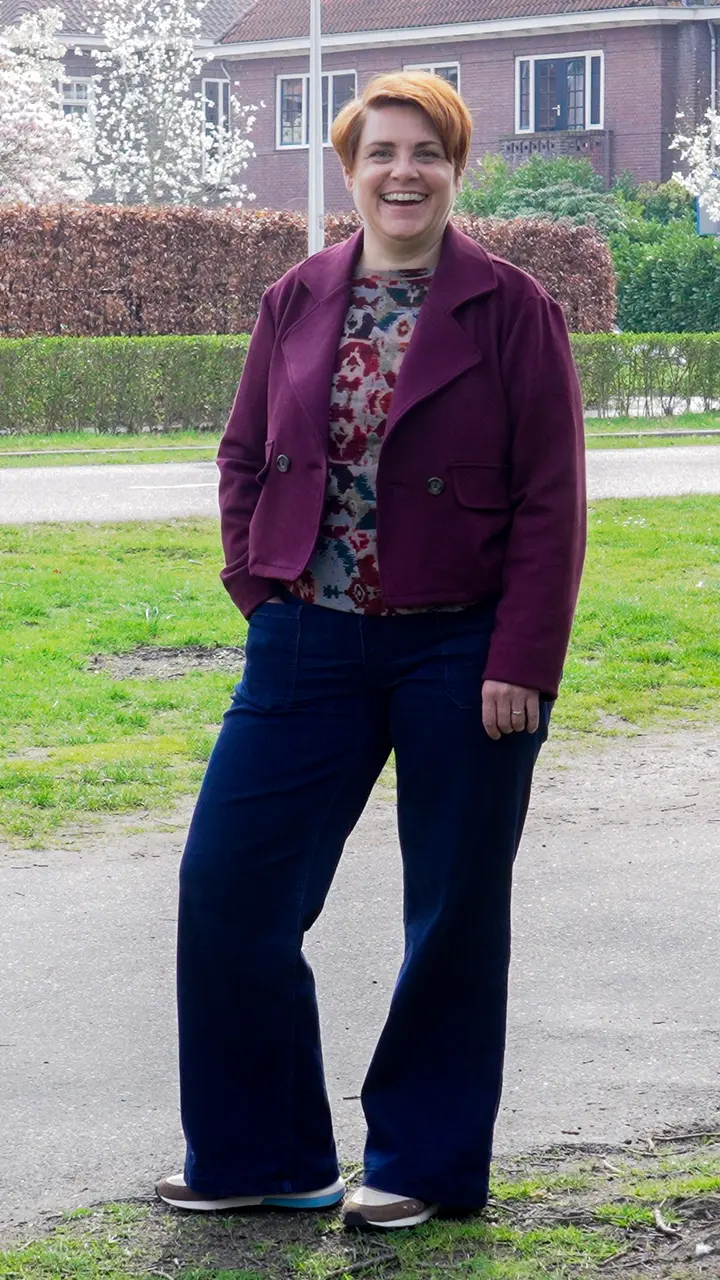 Vrouw in park, hand in zak