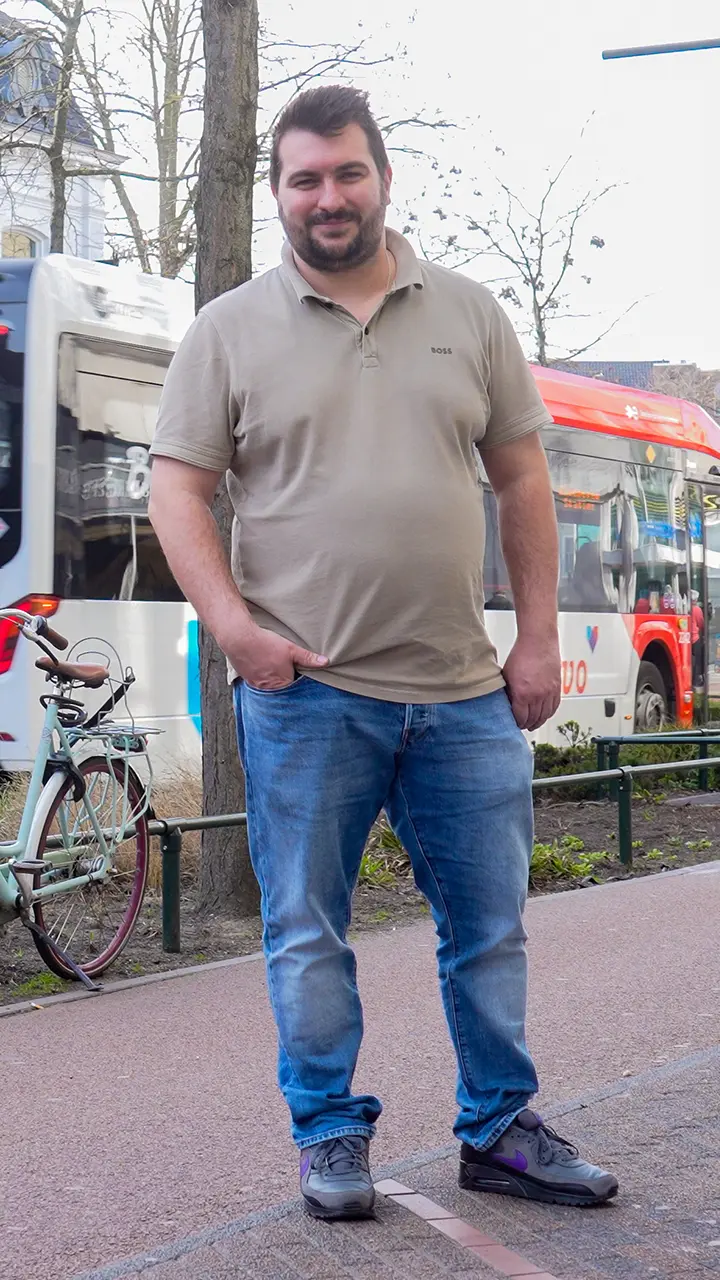 Man op straat hand in zak