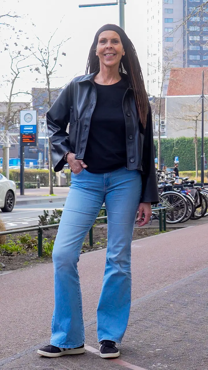 Vrouw op straat hand in zak