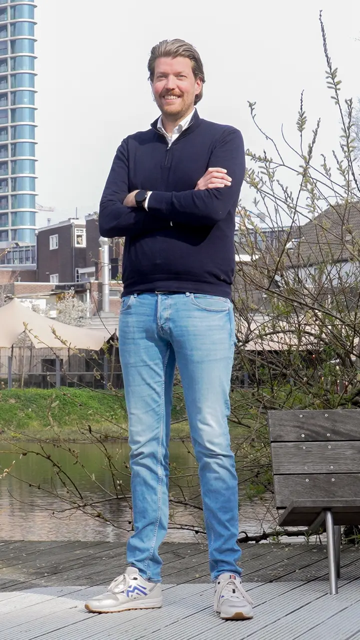 Man op straat armen over elkaar